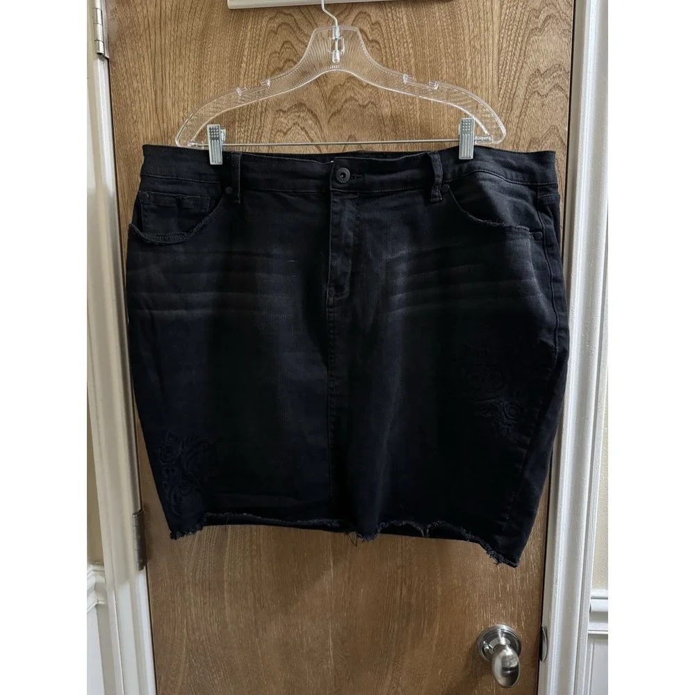 Torrid Black Pencil Mini Skirt Distressed Floral Embroidered Stretch Sz 24 Rock